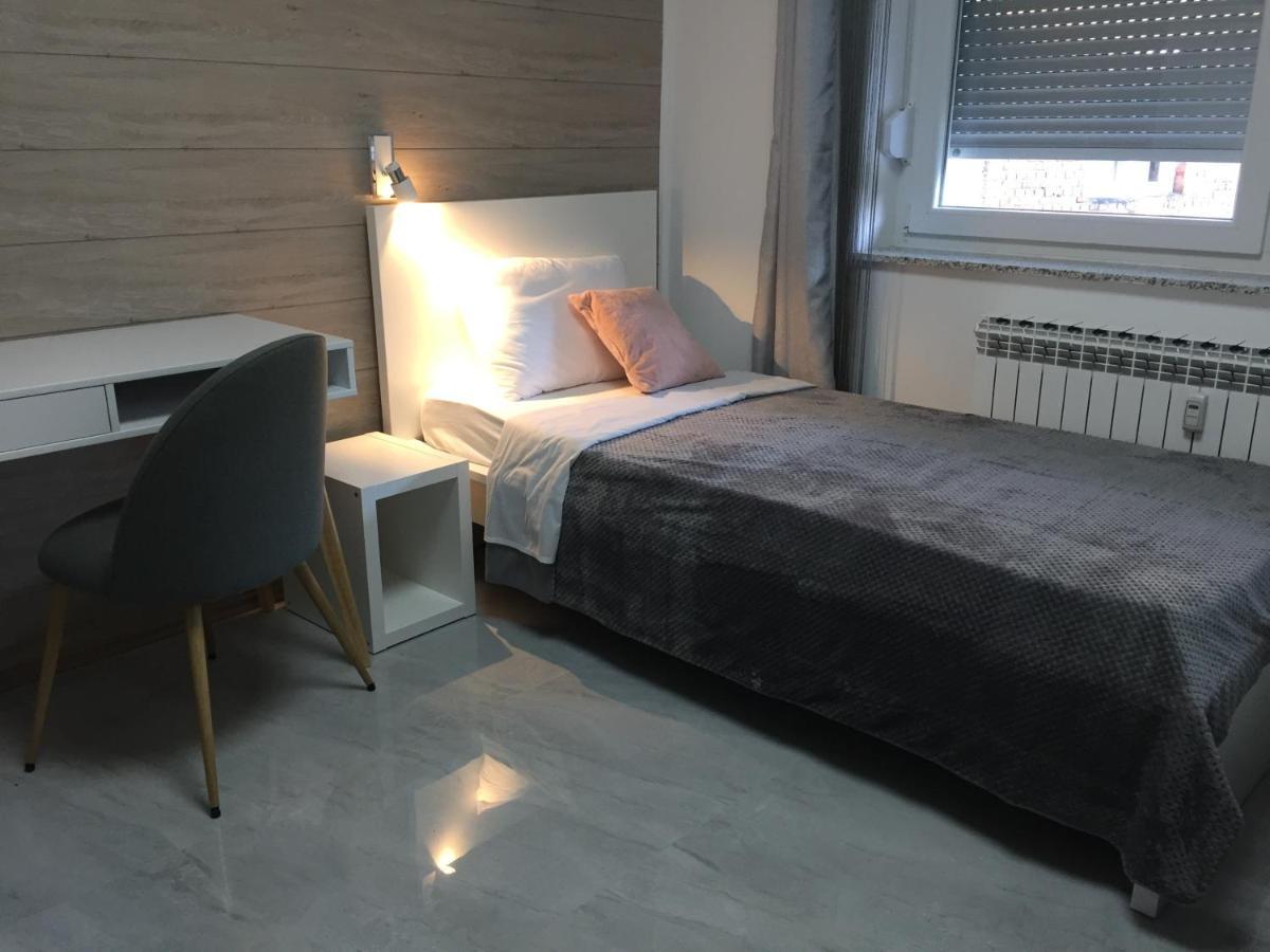 Apartman Sonas 2 With Free Private Parking Карловац Екстериор снимка